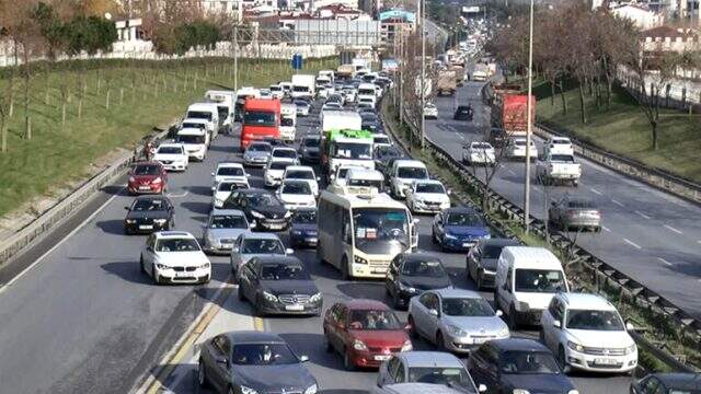 İstanbul'da köprü altına sıkışan tır nedeniyle uzun araç kuyrukları oluştu