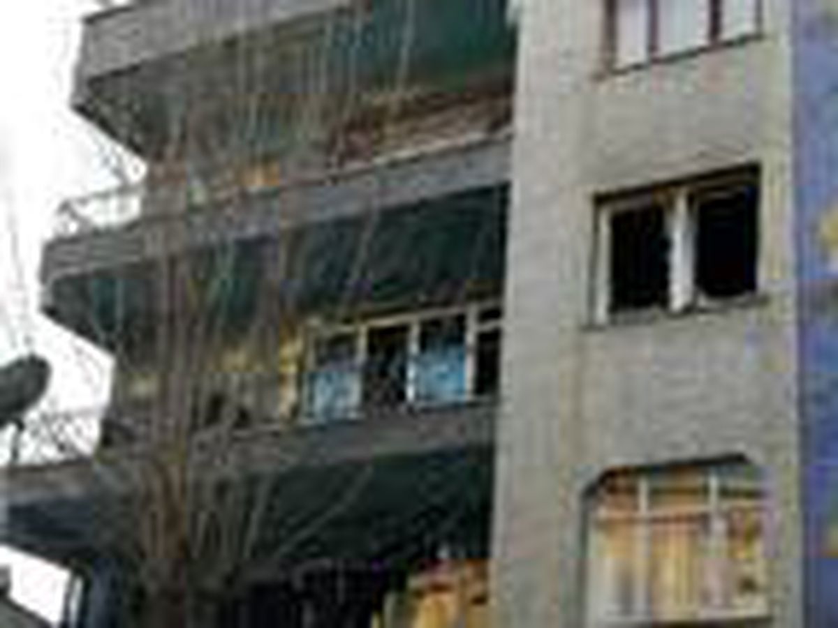 Kartal'da bir evde yangın; mahsur kalan kişiyi arkadaşları kurtardı