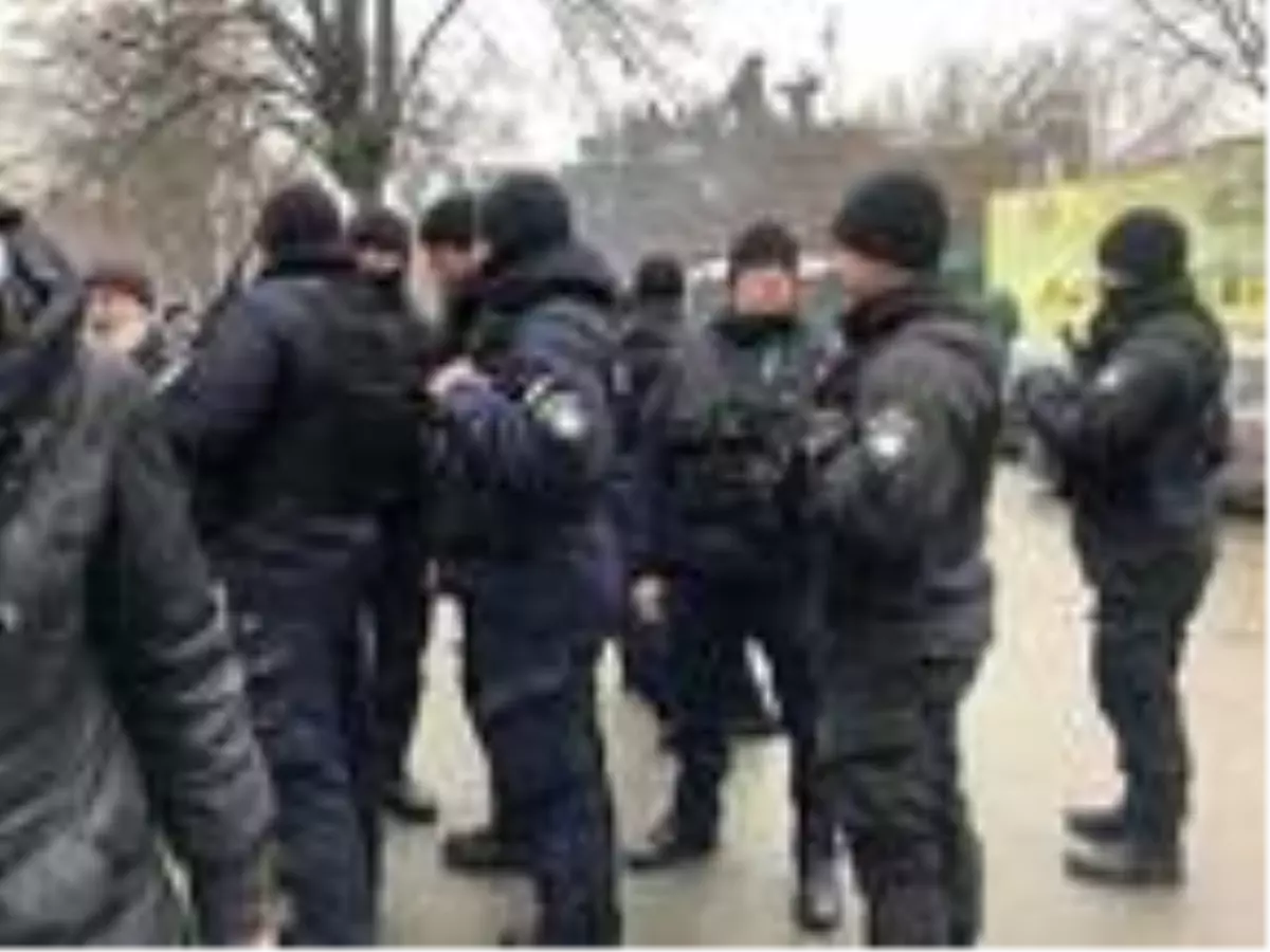 Kiev'de polis cami girişinde kimlik kontrolü yaptı: Çok sayıda gözaltı