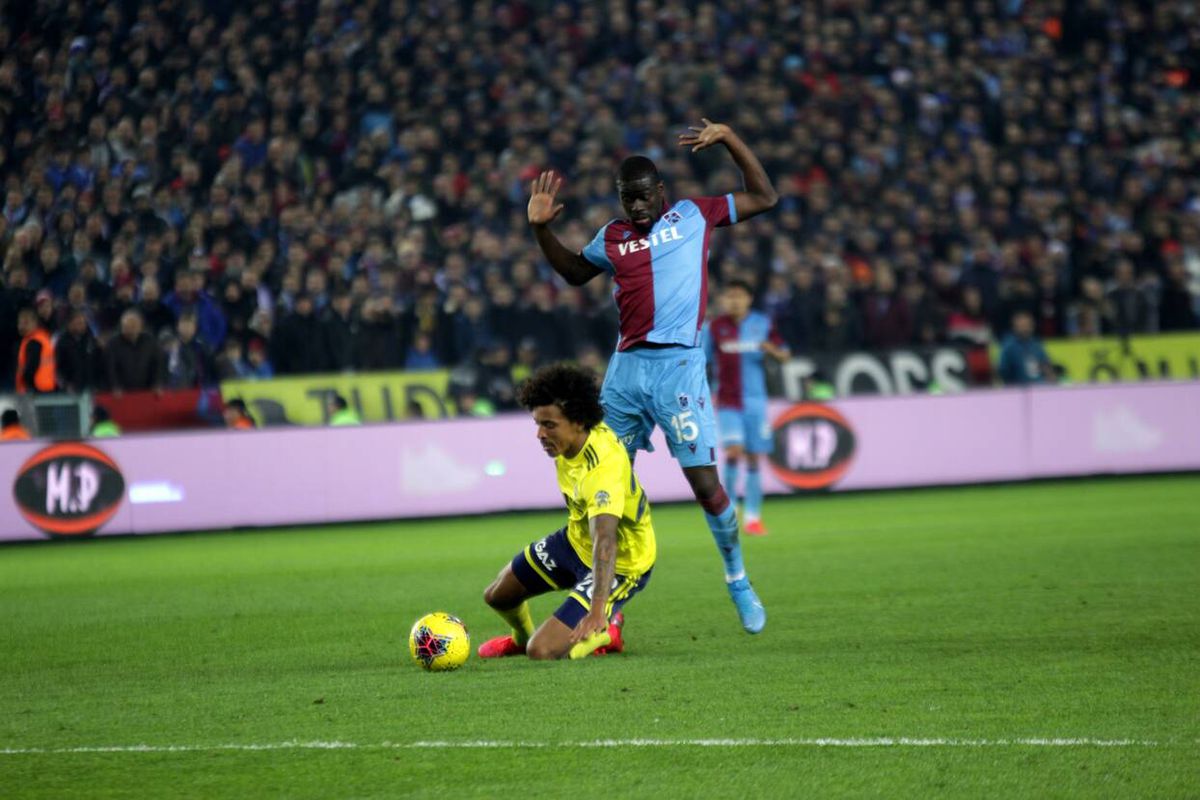 Luiz Gustavo, Trabzonspor maçında kırmızı kart gördü