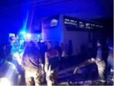 Sivas'ta yolcu otobüsü köprüye çarptı: 9 yaralı