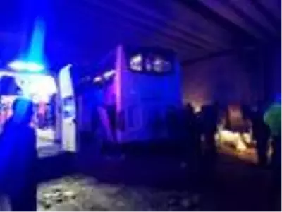 Sivas'ta yolcu otobüsü köprüye çarptı: 9 yaralı