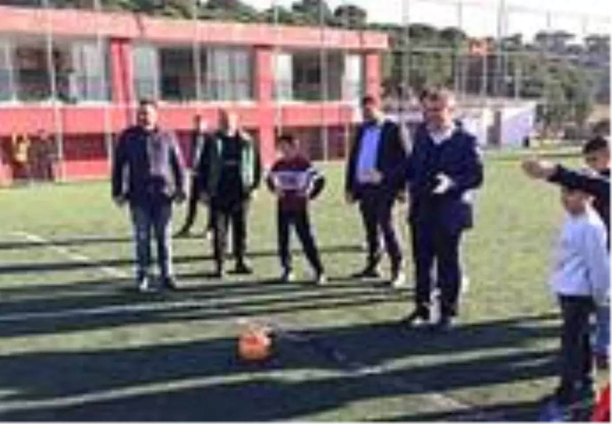 AK Partili Milletvekili Canbey, gençlerle top oynadı