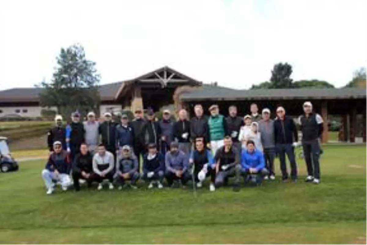 Antalya'da amatör golfçüler depremzedeler için sahaya çıktı