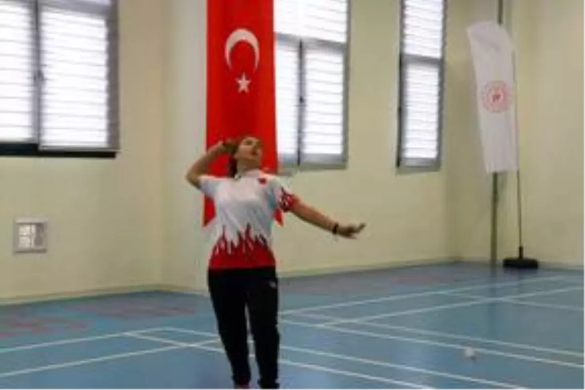 Badmintoncu Sinem'in hedefi Avrupa şampiyonasında kürsüye çıkmak