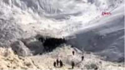 Bingöl çığ altında kalan güvenlik korucusunun cansız bedenine ulaşıldı Bingöl çığ altında kalan güvenlik korucusunun cansız bedenine ulaşıldı