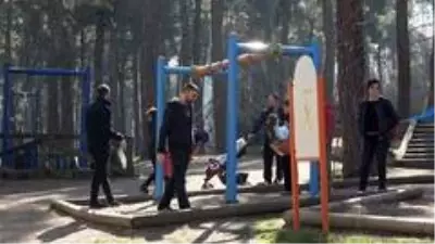 Denizli'de sıcak havayı fırsat bilen vatandaşlar parklara akın etti