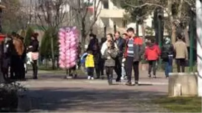 Denizli'de sıcak havayı fırsat bilen vatandaşlar parklara akın etti