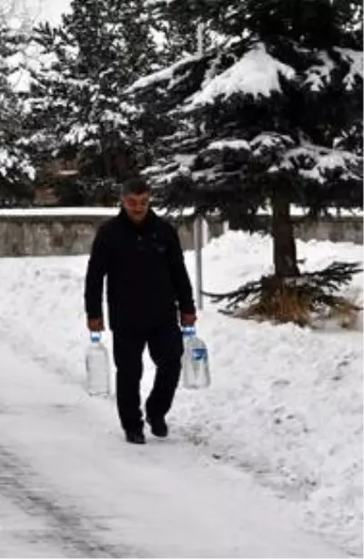 Doğu'da dondurucu soğuk, kar yağışı ve tipi yaşamı olumsuz etkiliyor Doğu'da dondurucu soğuk, kar yağışı ve tipi yaşamı olumsuz etkiliyor