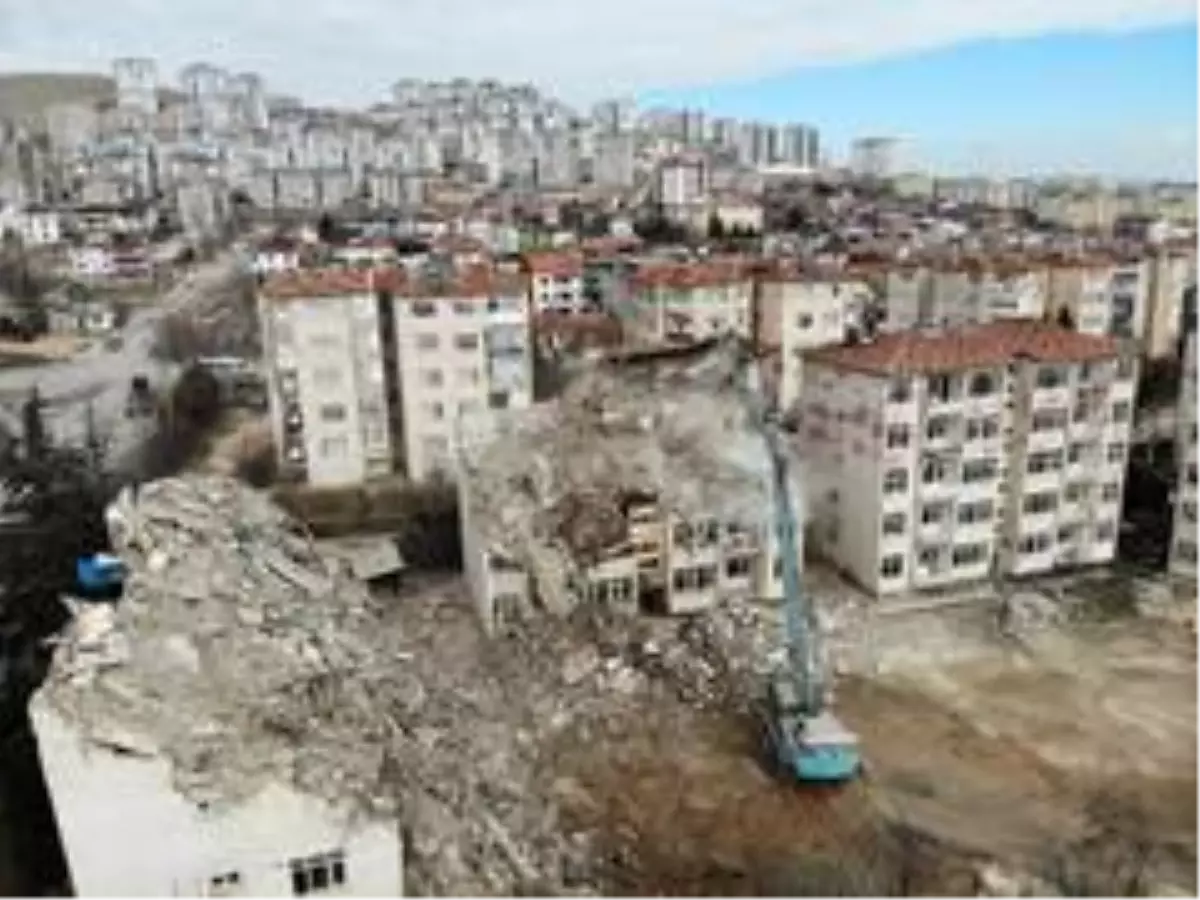Elazığ'da depremde hasar gören binalar yıkılıyor