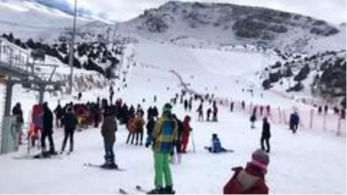 Ergan Dağı Kayak Merkezi'nde hafta sonu yoğunluğu