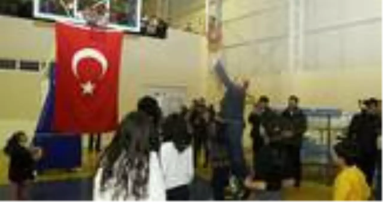 İçişleri Bakanı Soylu, Elazığ'da depremzede çocuklarla basketbol oynadı