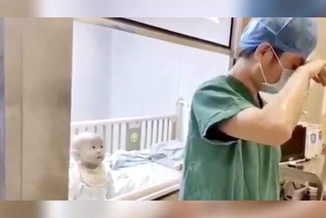 Koronavirüsle pençeleşen Çin'den kahreden görüntüler! Karantinadaki bebeğin kucak isteği babasını gözyaşlarına boğdu