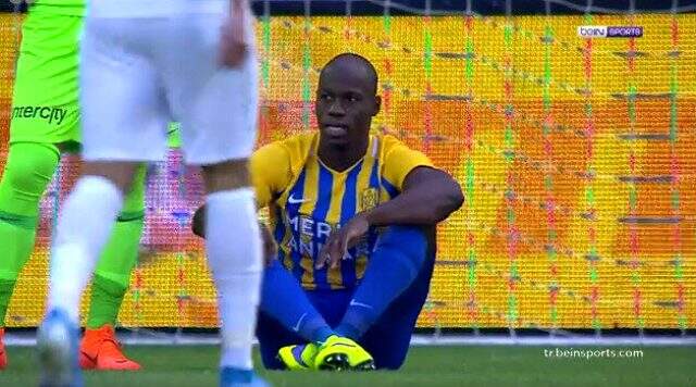 Maçta ilginç anlar! Pozisyon penaltı deyip penaltı noktasına oturdu
