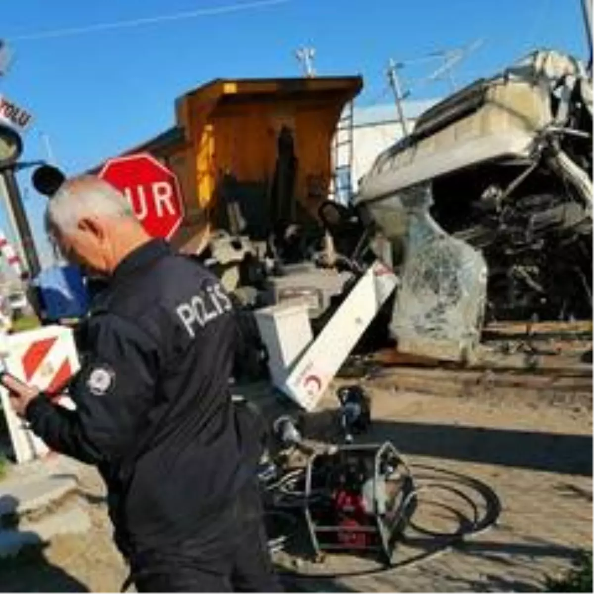 Mersin'de tren hafriyat kamyonuna çarptı: 1 ölü