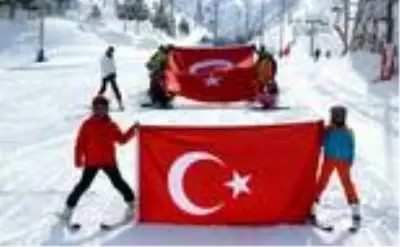 Palandökenli Gençlerden Küstah Yunan'a milli tepki Palandökenli Gençlerden Küstah Yunan'a milli tepki