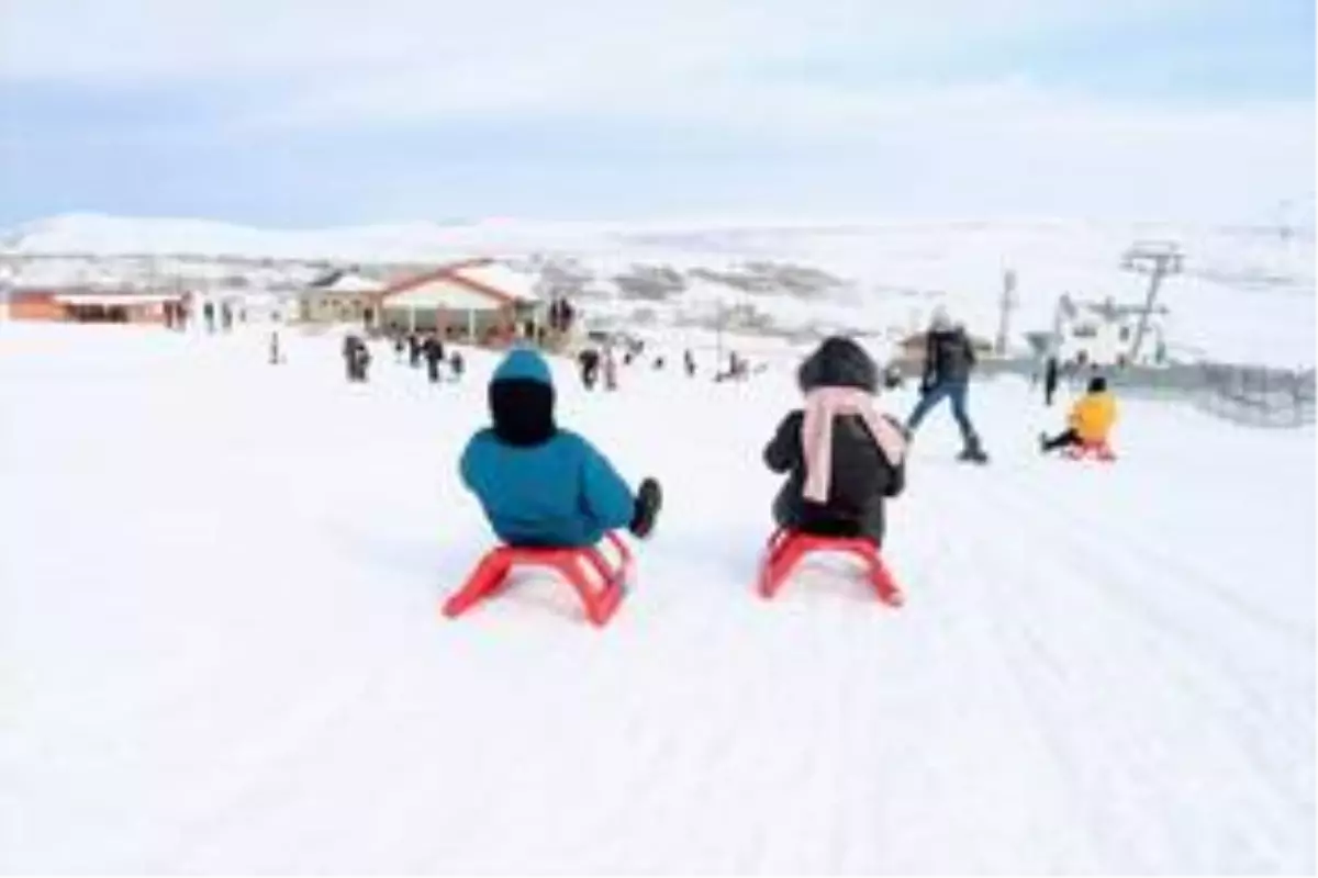 Van'da koruma altındaki çocukların kayak keyfi
