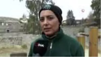 Zırhlı Hint Gergedan'ı Samir'in ayak bakımı keyfi Zırhlı Hint Gergedan'ı Samir'in ayak bakımı keyfi