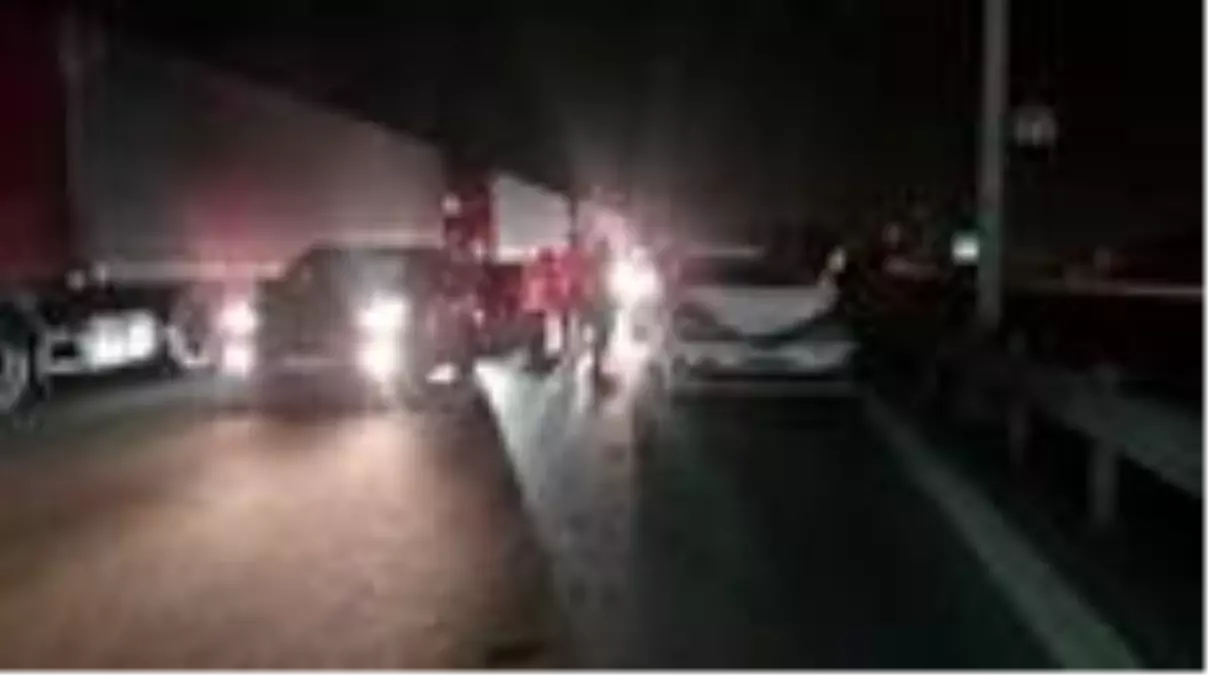 5 otomobilin karıştığı zincirleme kaza otoyolda trafiği aksattı