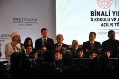 Binali Yıldırım ve eşi Semiha Yıldırım okul açılışında gözyaşı döktü Binali Yıldırım ve eşi Semiha Yıldırım okul açılışında gözyaşı döktü