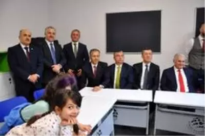 Binali Yıldırım ve eşi Semiha Yıldırım okul açılışında gözyaşı döktü Binali Yıldırım ve eşi Semiha Yıldırım okul açılışında gözyaşı döktü