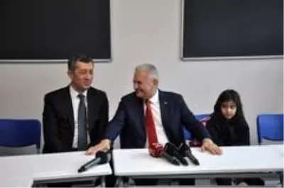 Binali Yıldırım ve eşi Semiha Yıldırım okul açılışında gözyaşı döktü Binali Yıldırım ve eşi Semiha Yıldırım okul açılışında gözyaşı döktü