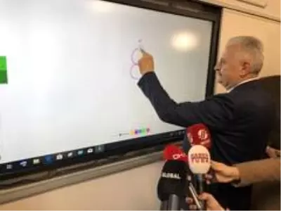 Binali Yıldırım ve eşi Semiha Yıldırım okul açılışında gözyaşı döktü Binali Yıldırım ve eşi Semiha Yıldırım okul açılışında gözyaşı döktü