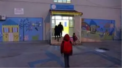 Bursa'da 24 okul yıkılıyor...Öğrenciler bugün son kez yıkılacak okullarına gitti Bursa'da 24 okul yıkılıyor...Öğrenciler bugün son kez yıkılacak okullarına gitti