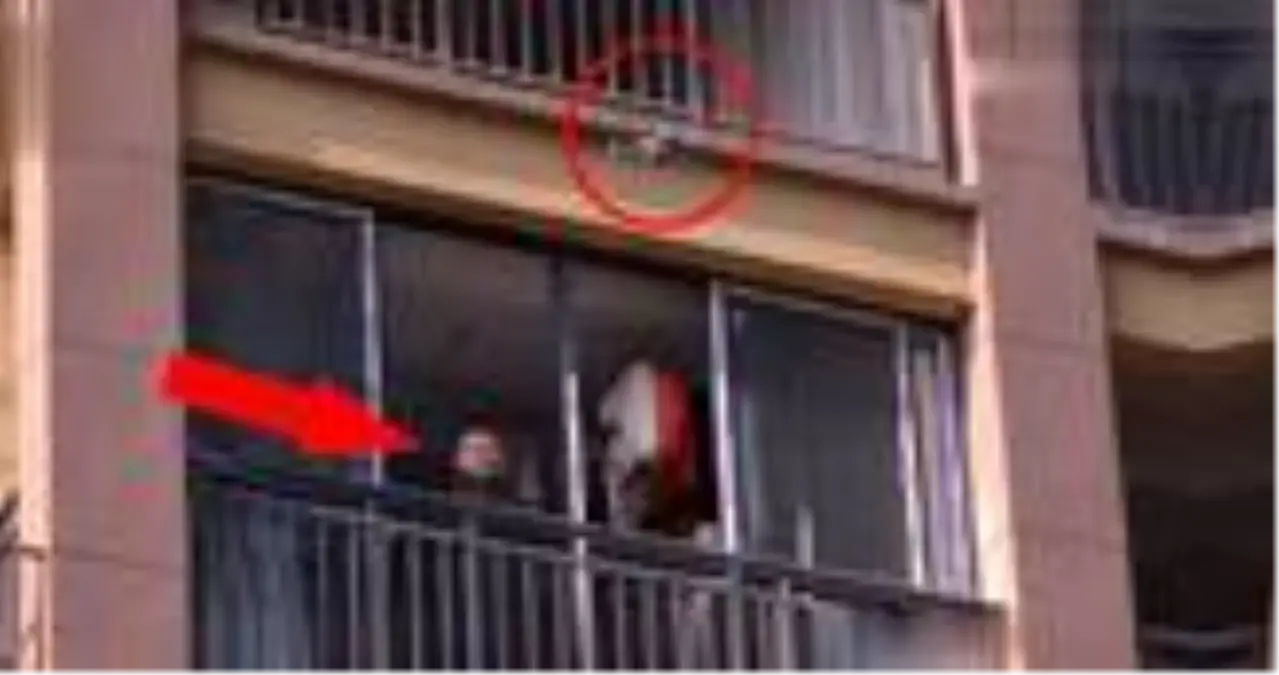 Çin'de karantina altındaki bölgede kontrollerde bulunan sağlık görevlileri, drone ile vatandaşların ateşini ölçtü