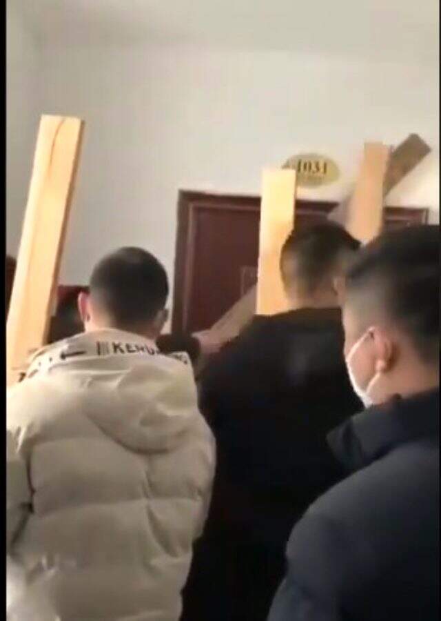 Çin'den korkunç görüntüler! Karantinadaki kadın barikatla eve hapsedildi