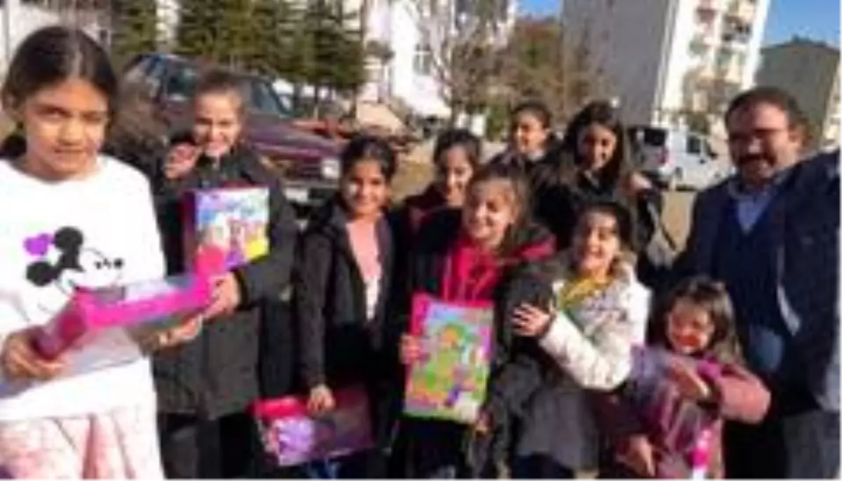 Depremzede çocukların yüzü hediye edilen oyuncaklarla güldü