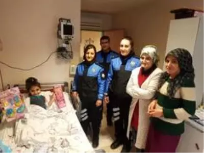 Depremzede Hira Nur'a polislerden moral ziyareti Depremzede Hira Nur'a polislerden moral ziyareti
