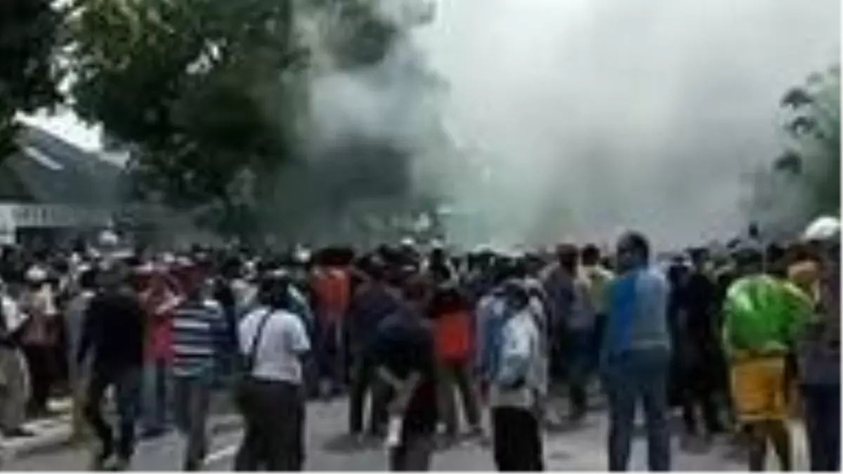 Endonezya: Çin'den tahliye edilenleri şehirlerinde istemeyen protestocular polisle çatıştı