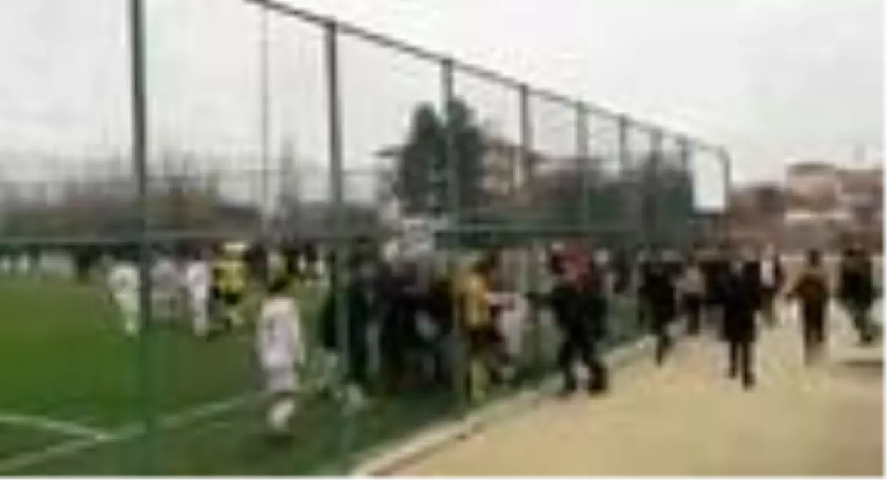 Futbolcuların tekme tokat kavgası, amatör maçı tatil ettirdi