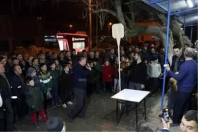 Mahalle meydanında ürünlerini açık artırmayla satarak cami inşaatına destek oluyorlar