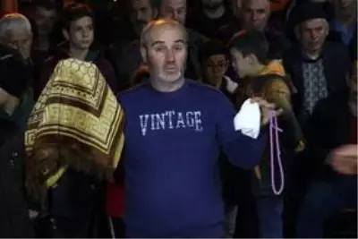 Mahalle meydanında ürünlerini açık artırmayla satarak cami inşaatına destek oluyorlar