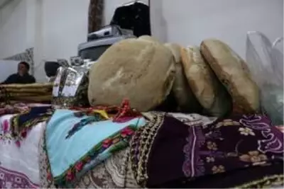 Mahalle meydanında ürünlerini açık artırmayla satarak cami inşaatına destek oluyorlar