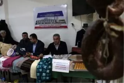 Mahalle meydanında ürünlerini açık artırmayla satarak cami inşaatına destek oluyorlar