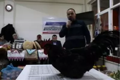 Mahalle meydanında ürünlerini açık artırmayla satarak cami inşaatına destek oluyorlar