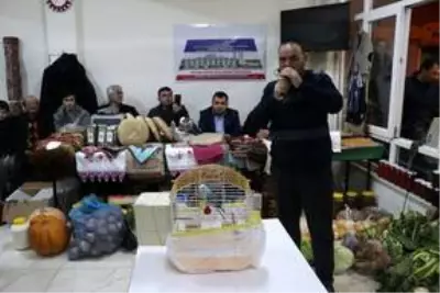 Mahalle meydanında ürünlerini açık artırmayla satarak cami inşaatına destek oluyorlar