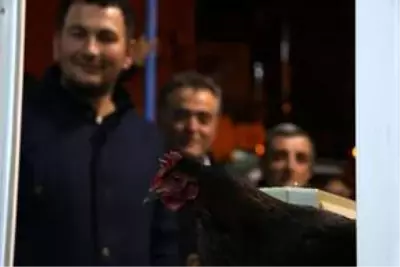 Mahalle meydanında ürünlerini açık artırmayla satarak cami inşaatına destek oluyorlar