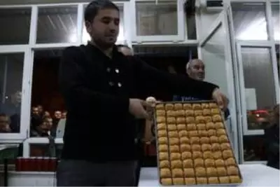Mahalle meydanında ürünlerini açık artırmayla satarak cami inşaatına destek oluyorlar