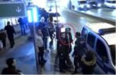 Metrobüste 11 yaşındaki kız çocuğunu taciz ettiği iddia edilen kişi gözaltına alındı Metrobüste 11 yaşındaki kız çocuğunu taciz ettiği iddia edilen kişi gözaltına alındı