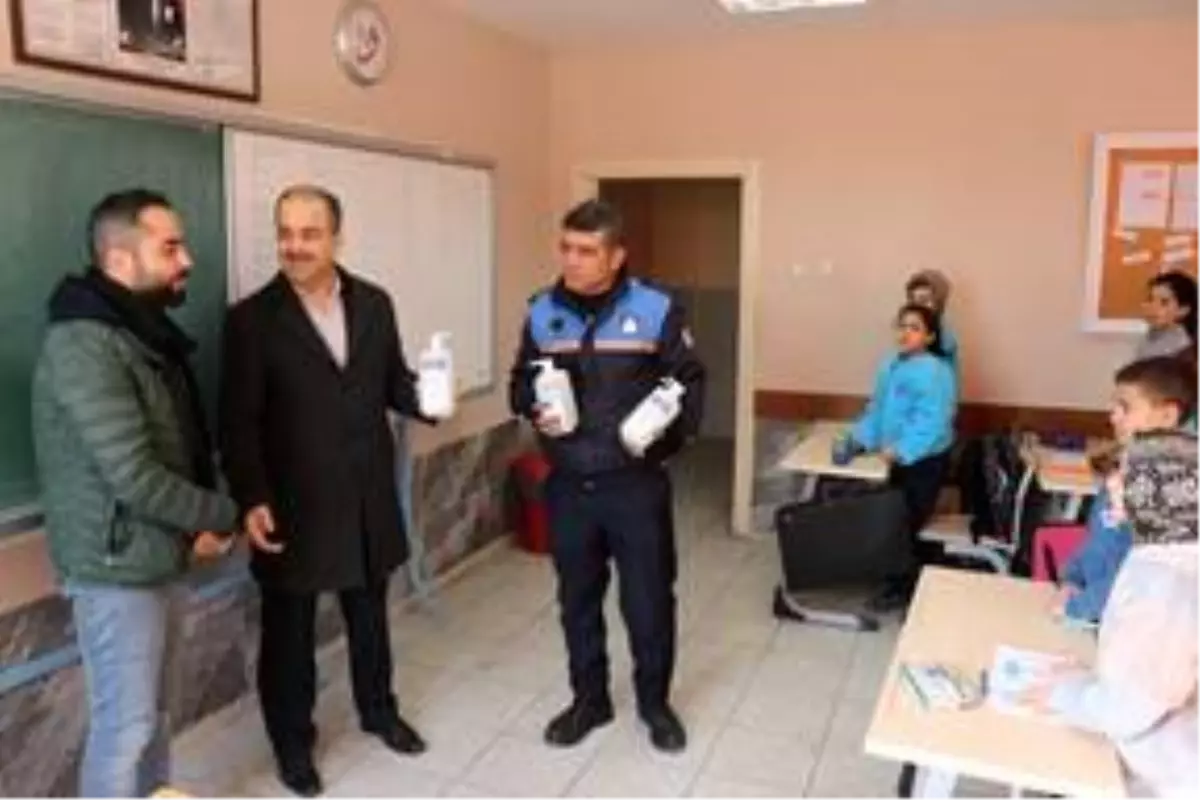 Pozantı Belediyesi okullara ve kurumlara dezenfektan dağıttı