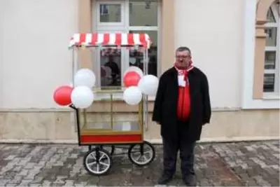 Sosyal medya fenomeni Sivassporlu taraftara simit arabası hediye edildi Sosyal medya fenomeni Sivassporlu taraftara simit arabası hediye edildi