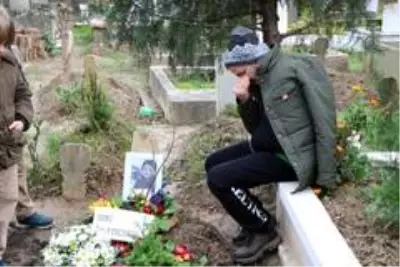 Trafik kazasında ölen 10 yaşındaki Berat'ın mezarını sınıf arkadaşları ziyaret etti