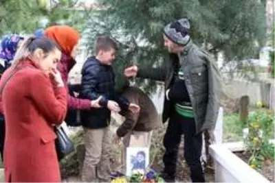 Trafik kazasında ölen 10 yaşındaki Berat'ın mezarını sınıf arkadaşları ziyaret etti