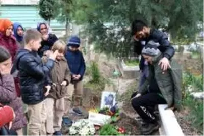 Trafik kazasında ölen 10 yaşındaki Berat'ın mezarını sınıf arkadaşları ziyaret etti