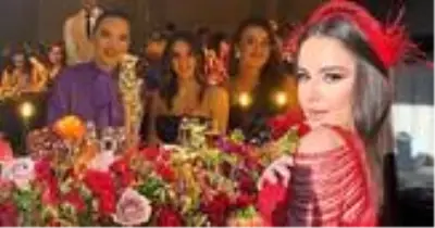 Ünlü şarkıcı Merve Özbey, dün akşam kına gecesi düzenledi Ünlü şarkıcı Merve Özbey, dün akşam kına gecesi düzenledi
