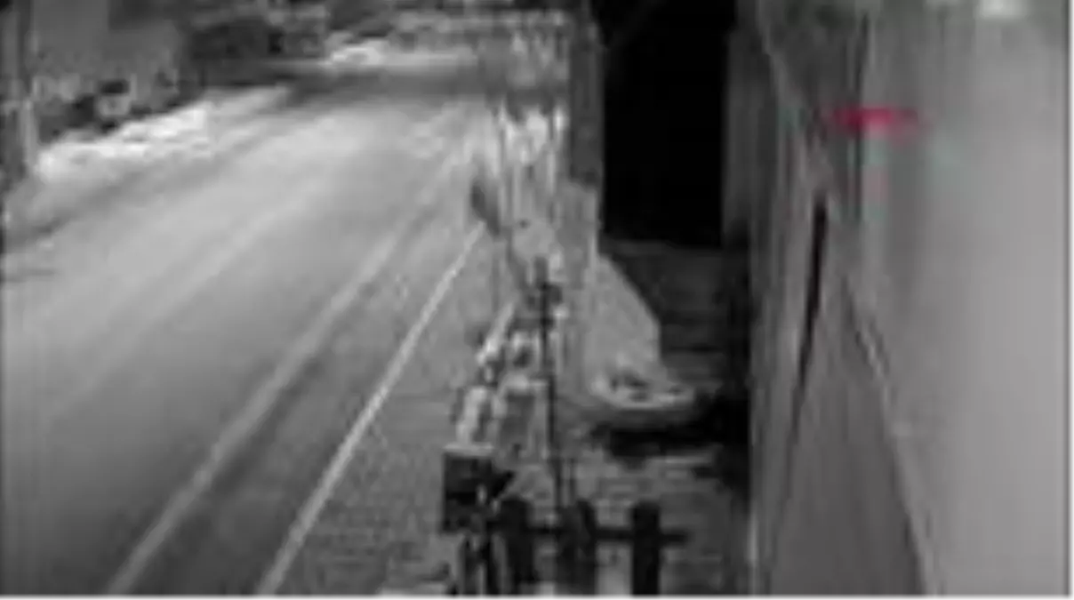 Van polis karda iz sürererek kablo hırsızlarını yakaladı